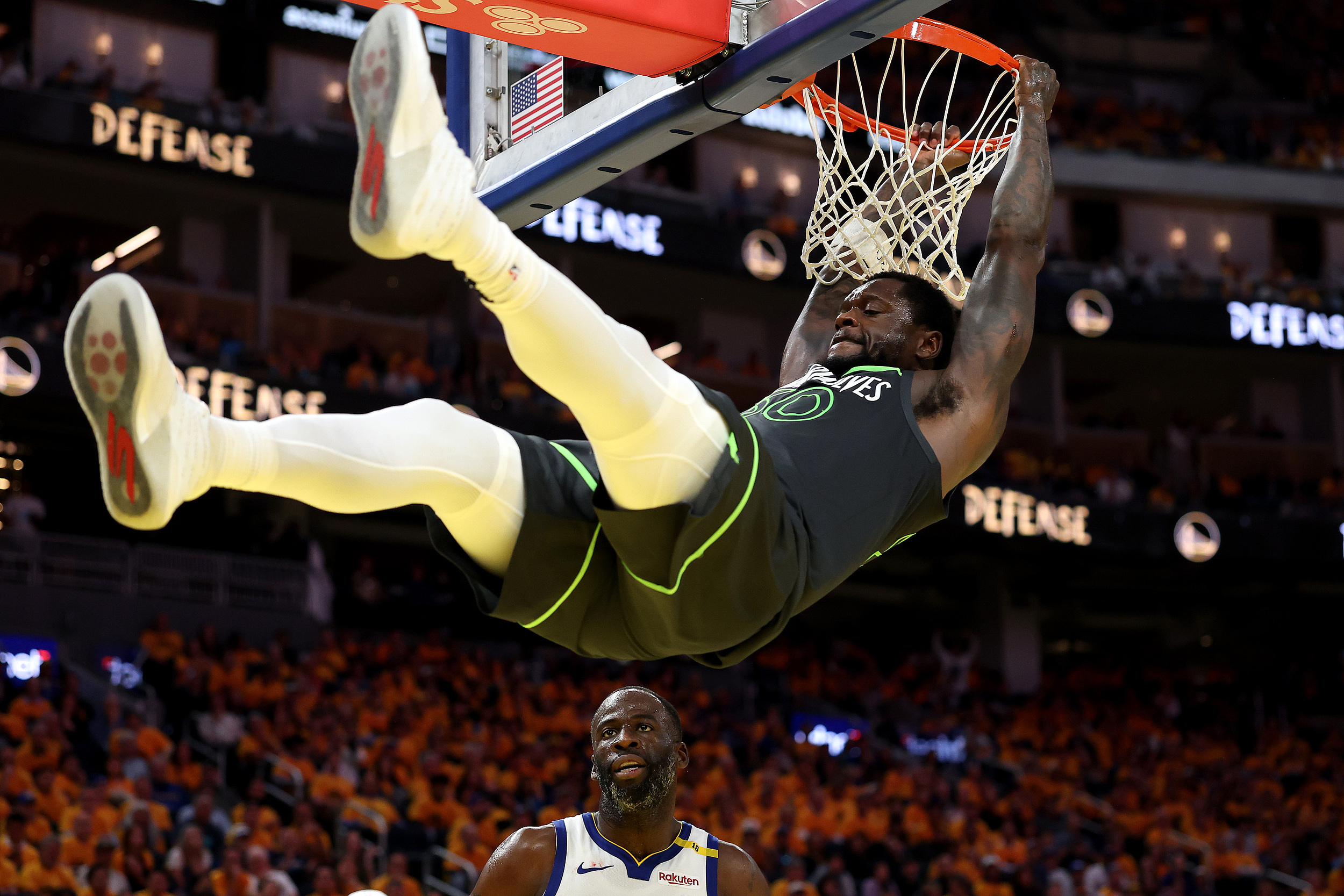 ?兰德尔：之前跟麦丹对位都得全神贯注，因为这家伙总是火力全开