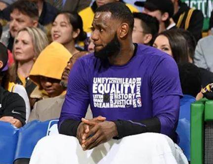 前队友：詹姆斯把装备全铺放在地板上 你得绕开走